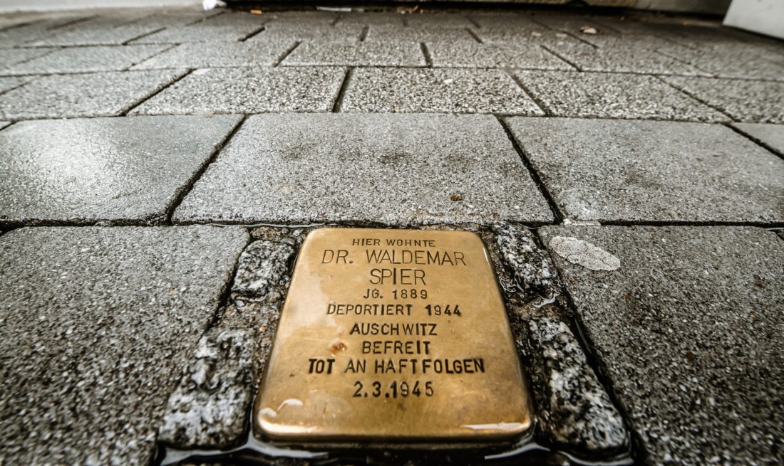Dieser Stolperstein ist Waldemar Spier gewidmet und liegt vor dem Haus an der Kölner Straße 248 in Oberbilk. Foto: Andreas Endermann
