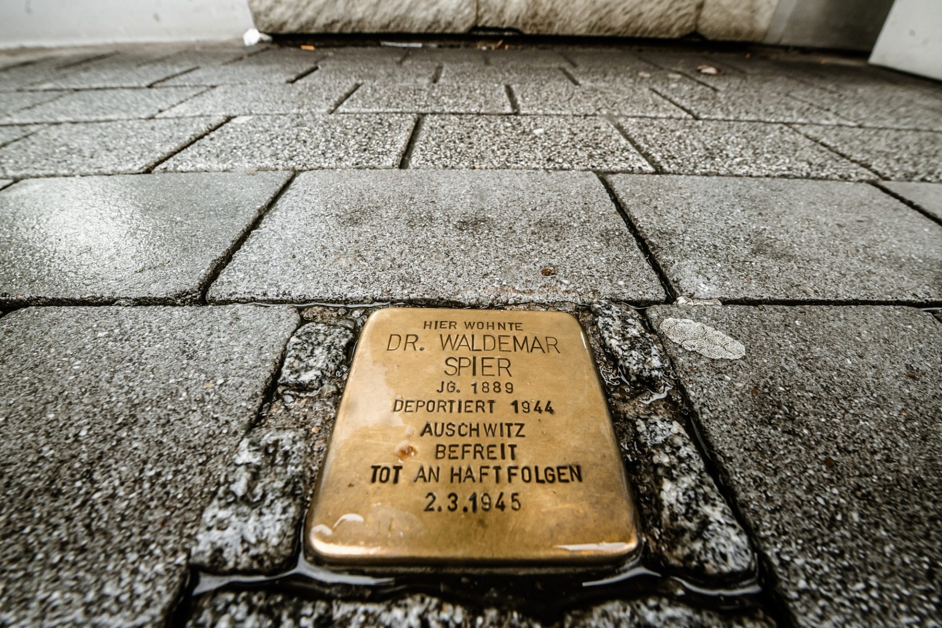 Dieser Stolperstein ist Waldemar Spier gewidmet und liegt vor dem Haus an der Kölner Straße 248 in Oberbilk. Foto: Andreas Endermann