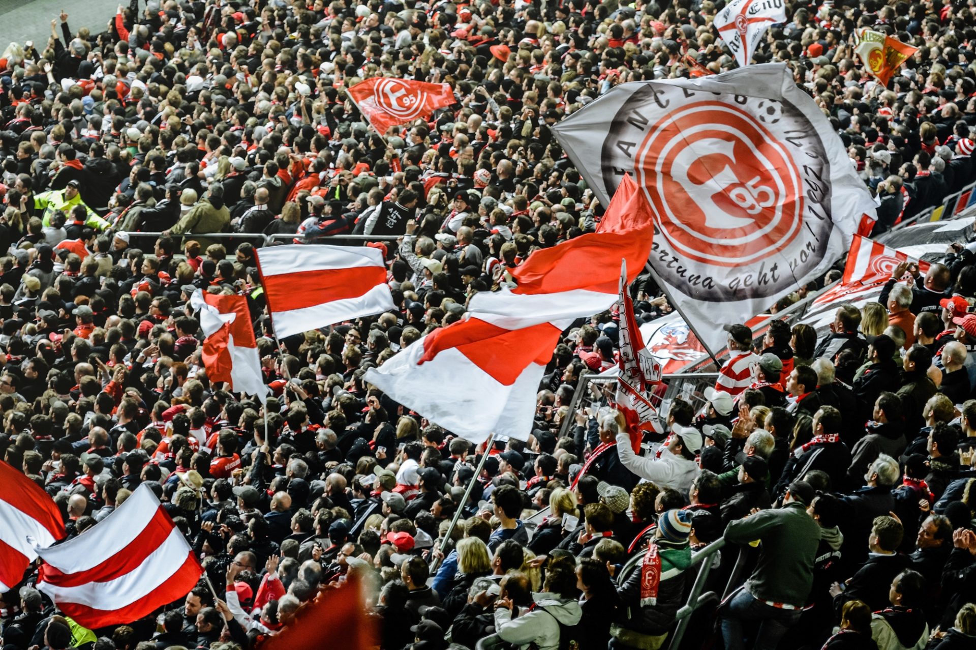 So haben die Fans von Rot-Weiß vor der Pandemie in der Arena gefeiert. Unsere Autorin erzählt von ihnen und von der ebenso herausfordernden Leidenschaft, Anhänger der peruanischen Nationalmannschaft zu sein. Foto: Andreas Endermann