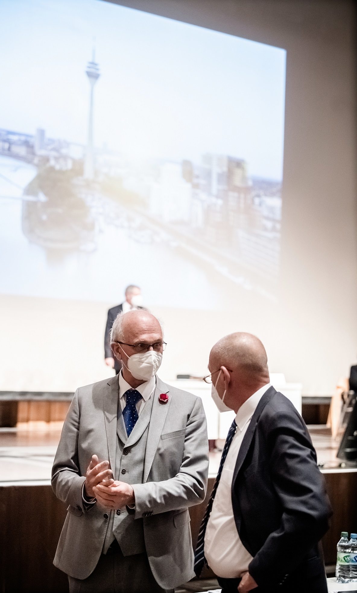 Der CDU-Fraktionsvorsitzende Rolf Tups (rechts) und Ratsherr Alexander Fils während einer Sitzung des Stadtrates. Foto: Andreas Endermann