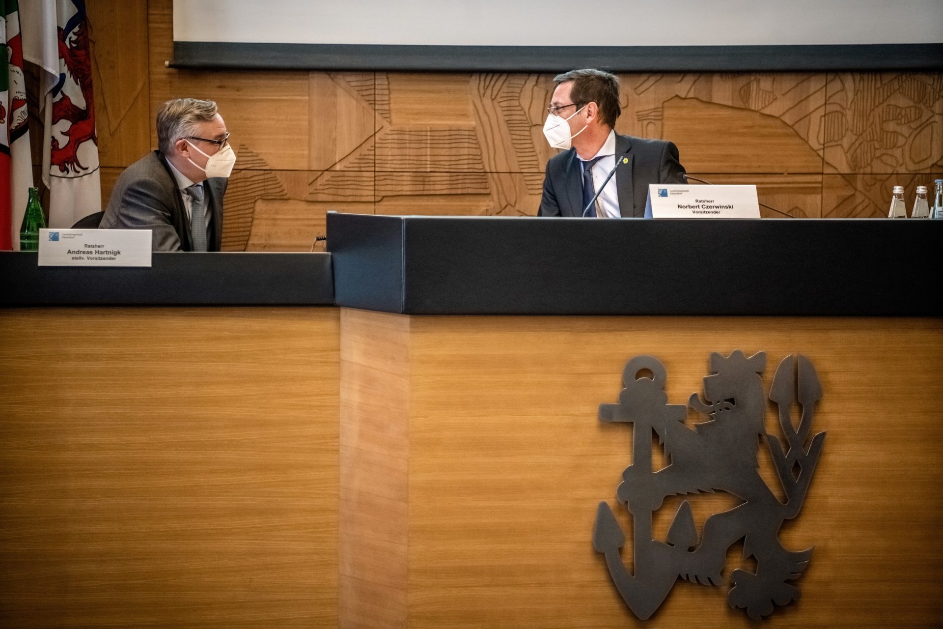 Zwei führende Politiker der Grüko: Norbert Czerwinski, Sprecher der Grünen-Fraktion (rechts) und Andreas Hartnigk, stellvertretender Vorsitzender der CDU-Fraktion. Andreas Endermann fotografierte die beiden während einer Sitzung des Ordnungs- und Verkehrsausschusses.