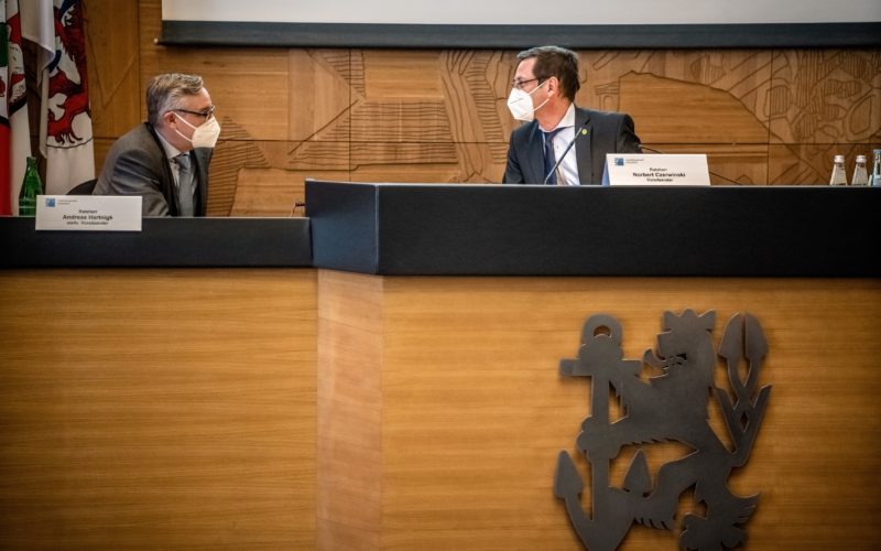 Zwei führende Politiker der Grüko: Norbert Czerwinski, Sprecher der Grünen-Fraktion (rechts) und Andreas Hartnigk, stellvertretender Vorsitzender der CDU-Fraktion. Andreas Endermann fotografierte die beiden während einer Sitzung des Ordnungs- und Verkehrsausschusses.