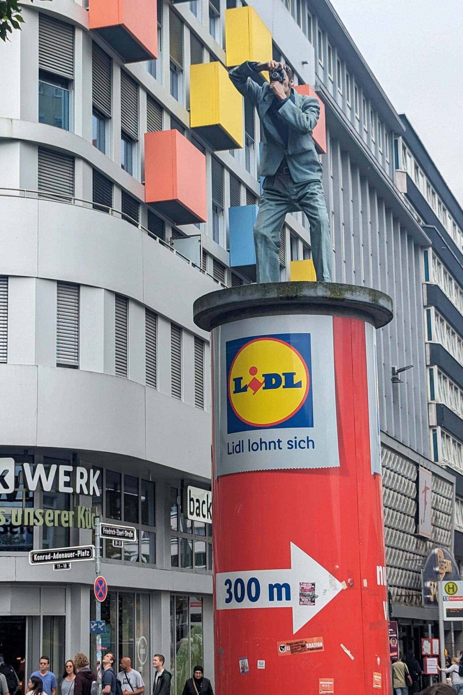 Litfaßsäule mit Säulenheiligem (3)