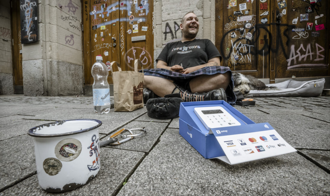 Schnorren mit Karten-Lesegerät in der Altstadt Düsseldorf
