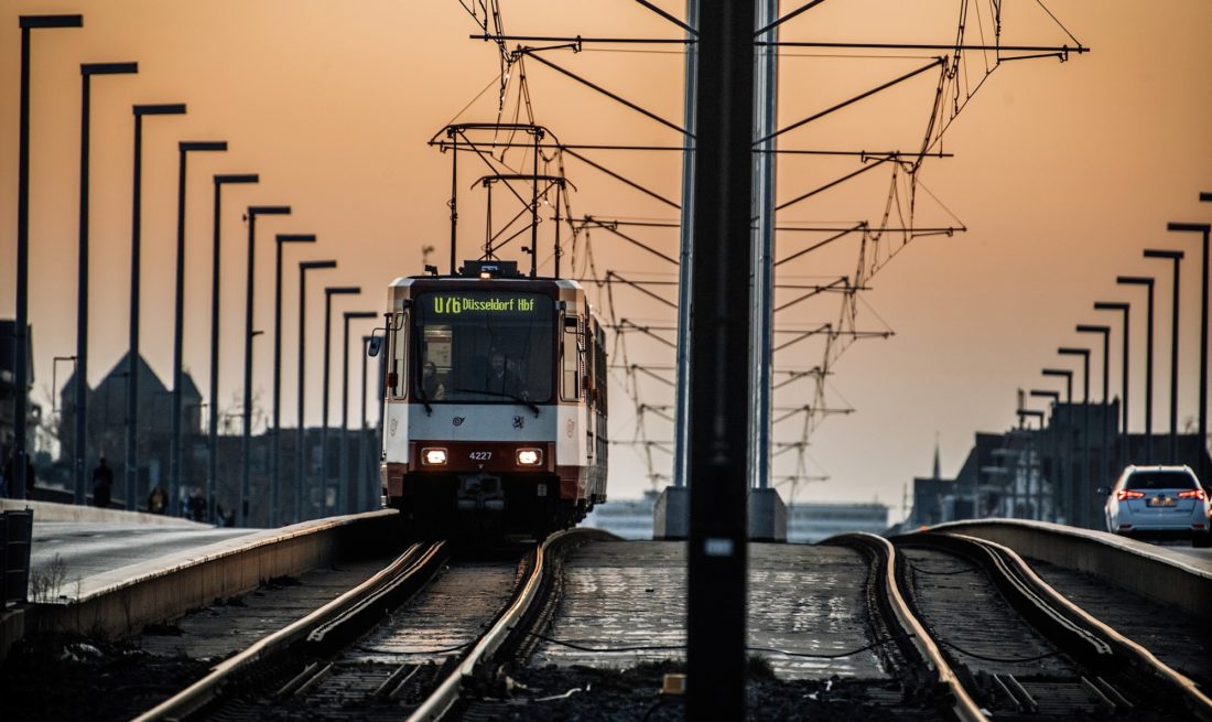 Rheinbahn auf der Oberkasseler Brücke in Düsseldorf