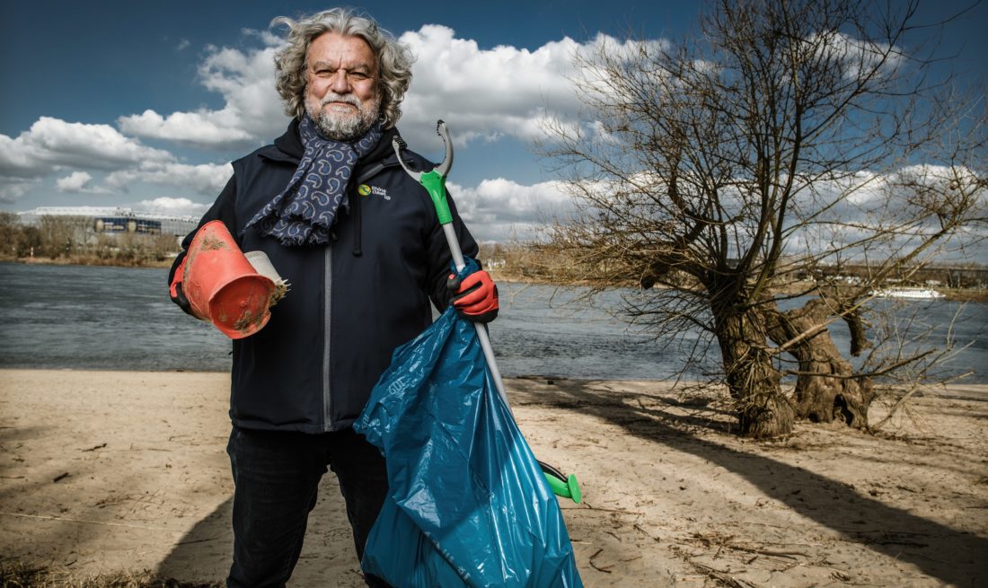Unser Bild zeigt Joachim Umbach von Rhine-Clean-up beim Müllsammeln am Rhein. Foto: Andreas Endermann
