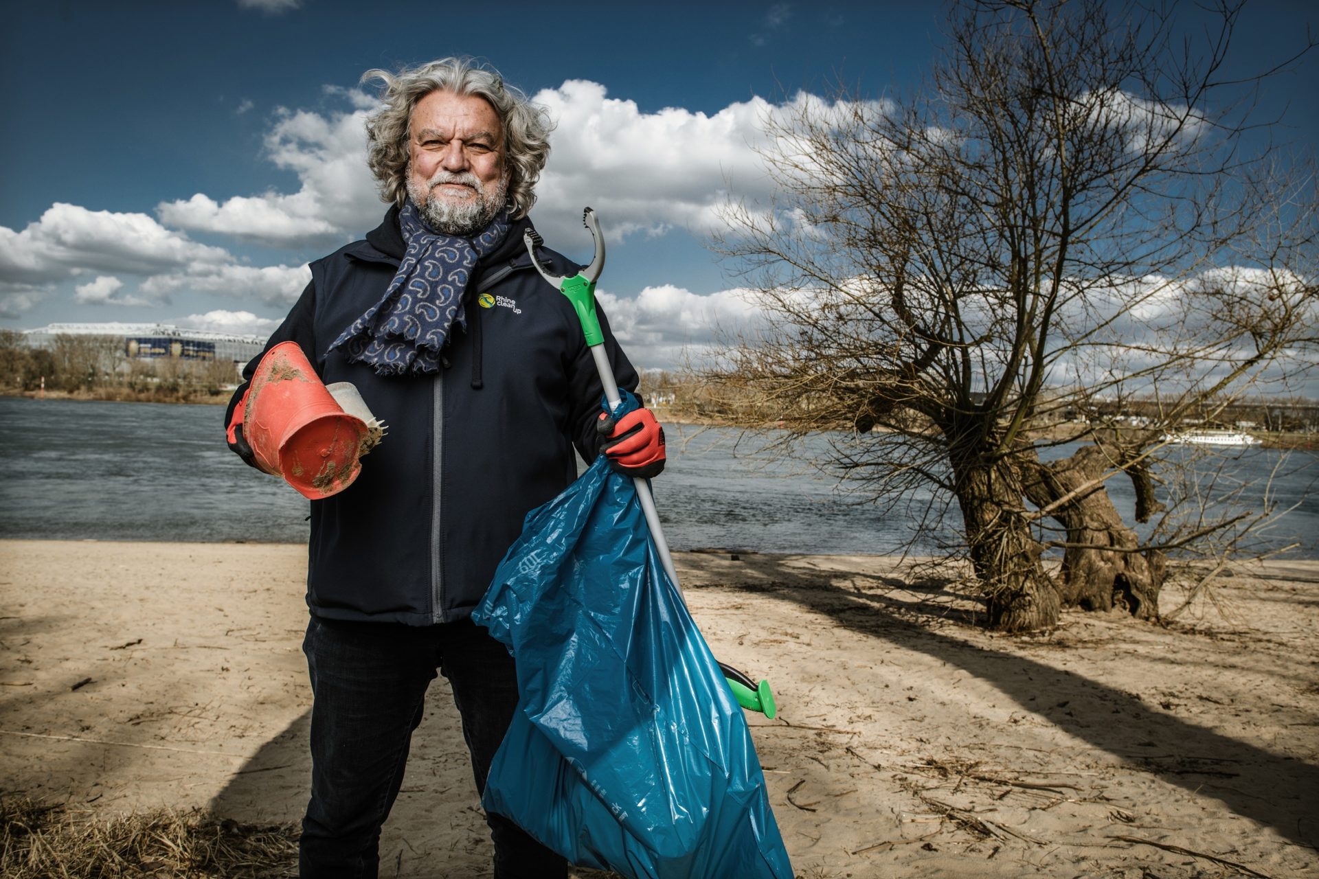 Unser Bild zeigt Joachim Umbach von Rhine-Clean-up beim Müllsammeln am Rhein. Foto: Andreas Endermann