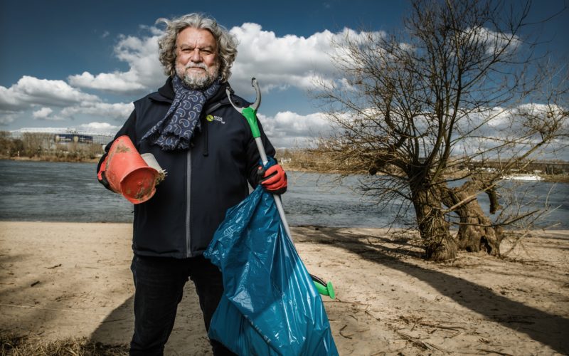 Unser Bild zeigt Joachim Umbach von Rhine-Clean-up beim Müllsammeln am Rhein. Foto: Andreas Endermann