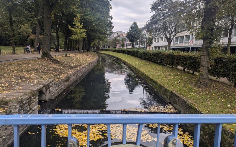 Die Düssel an der Louise-Dumont-Straße in Düsseldorf