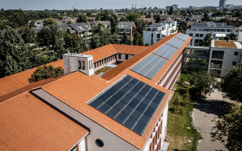 Wer sich Düsseldorf von oben anschaut, wird wie unser Fotograf Andreas Endermann Dächer entdecken, auf denen sich Photovoltaikanlagen befinden. Sie oder er wird aber auch eine Menge Flächen auf Gebäuden sehen, auf denen die Sonnenenergie gut eingefangen werden könnte, aber noch nicht wird. Deshalb hat die Stadt zusätzliche Anreize geschaffen.