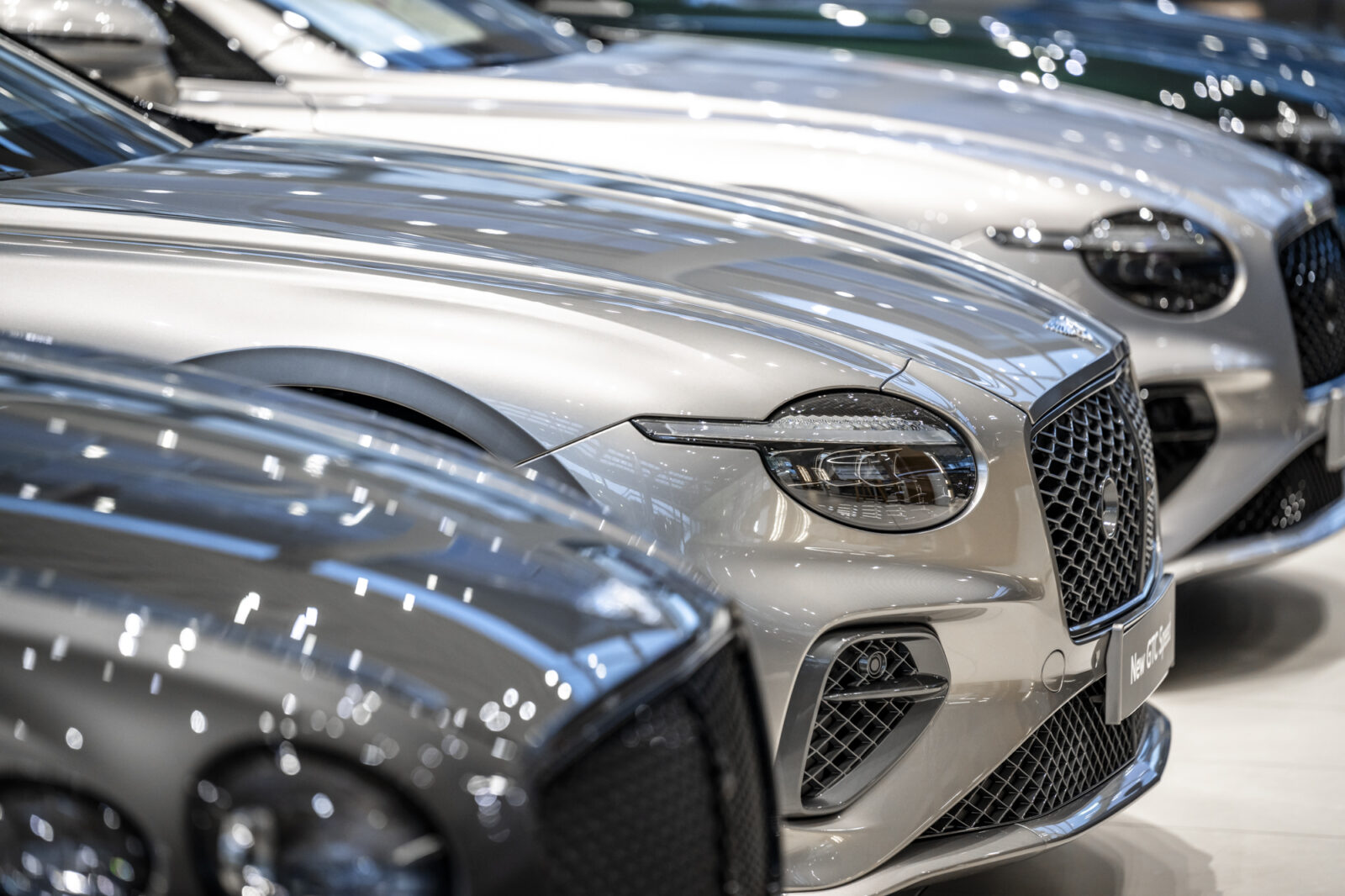 Bentley und Bugatti am Höherweg in Düsseldorf