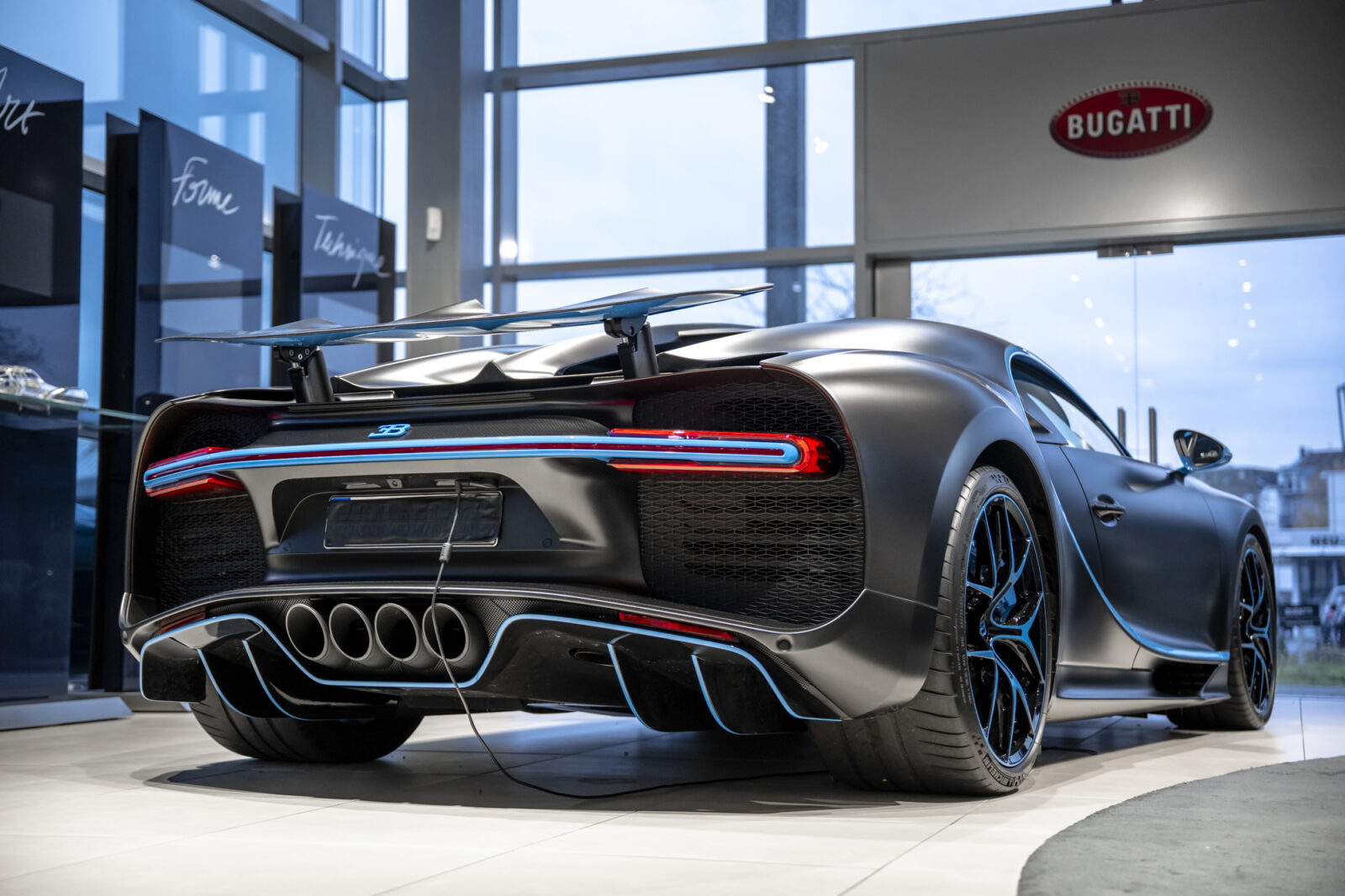 Bentley und Bugatti am Höherweg in Düsseldorf