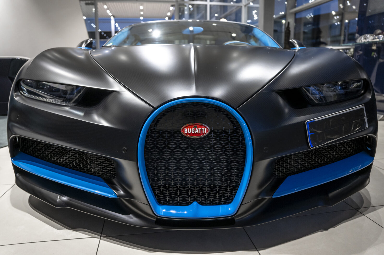 Bentley und Bugatti am Höherweg in Düsseldorf