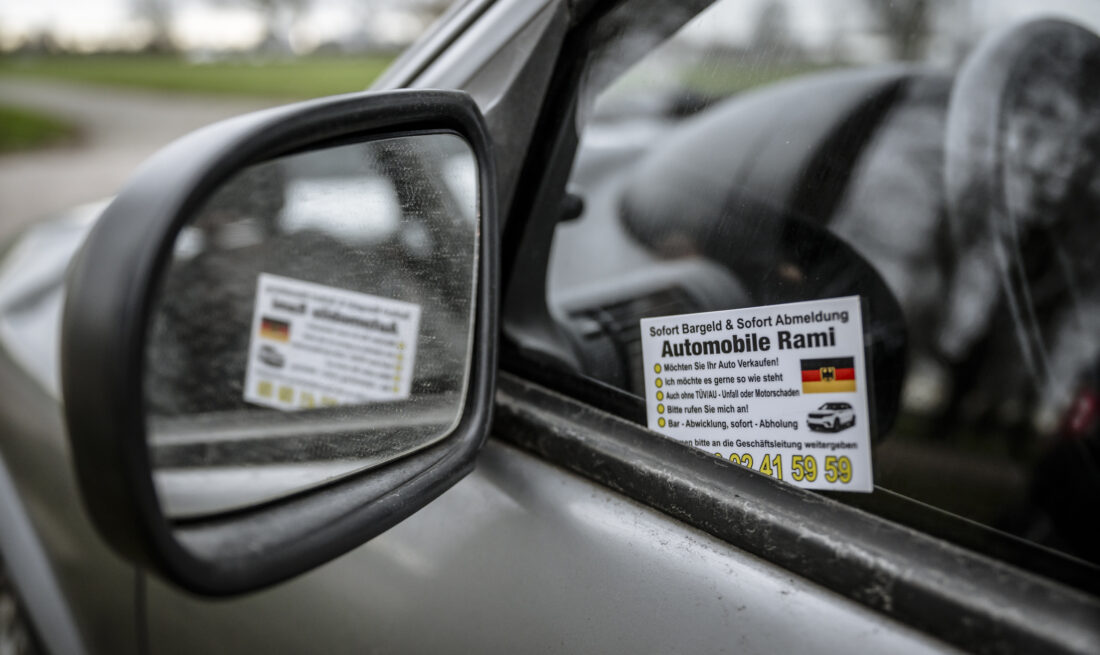 Gebrauchtwagenhändler-Kärtchen an Fensterscheibe in Düsseldorf