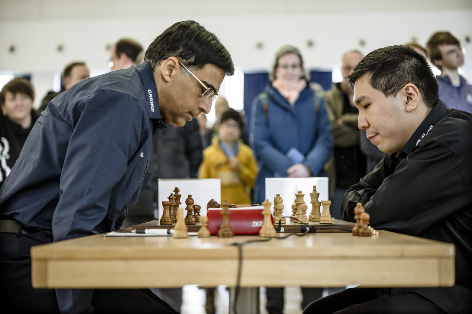 Düsseldorfer Schachklub DSK, Schach Bundesliga, Humboldt-Gymnasium, li. Großmeister Viswanathan Anand, OSG Baden-Baden („Tiger von Madras“, mehrmaliger Weltmeister, Vizepräsident Weltverband, gilt als der größte indische Schachspieler aller Zeiten), re. Großmeister Wesley So, DSK Düsseldorf (ehemaliger 2. der Weltrangliste, erreichte die fünfthöchste ELO jemals, etc.) Foto: Andreas Endermann