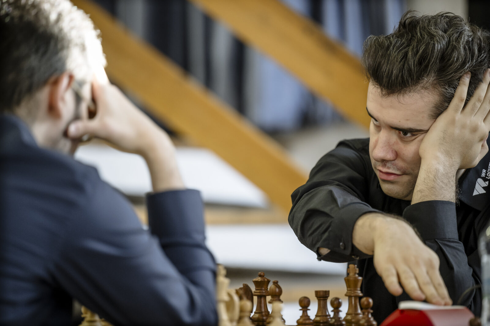 Düsseldorfer Schachklub DSK, Schach Bundesliga, Humboldt-Gymnasium, li. Großmeister Alireza Firouzja, OSG Baden-Baden, mehrmaliger iranischer Meister, jüngster Spieler mit einer ELO über 2800, etc. re. Großmeister Ian Nepomnjaschtschi, DSK Düsseldorf, zur Zeit Weltmeister im Blitzschach, etc. Foto: Andreas Endermann