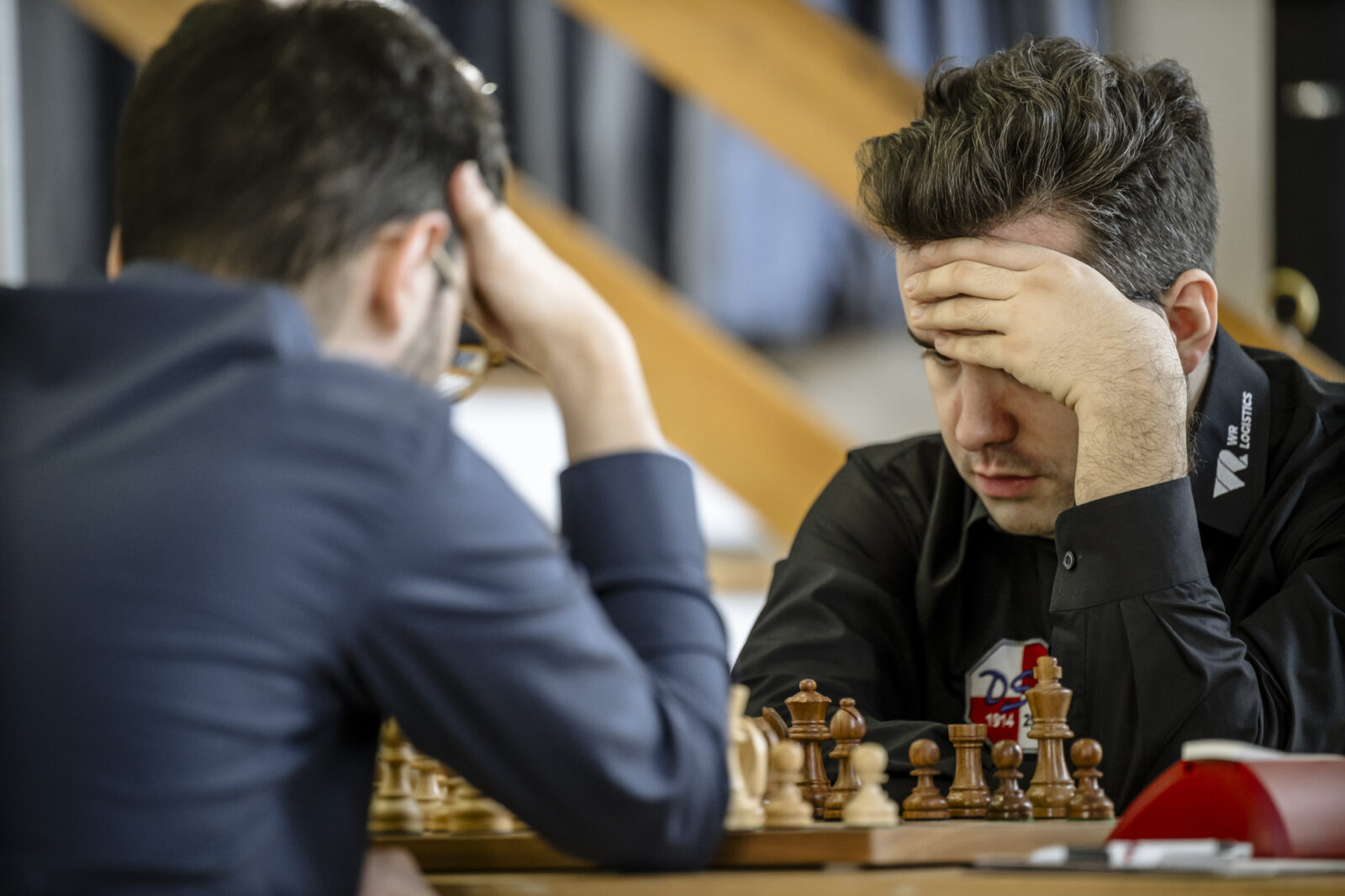 Düsseldorfer Schachklub DSK, Schach Bundesliga, Humboldt-Gymnasium, li. Großmeister Alireza Firouzja, OSG Baden-Baden, mehrmaliger iranischer Meister, jüngster Spieler mit einer ELO über 2800, etc. re. Großmeister Ian Nepomnjaschtschi, DSK Düsseldorf, zur Zeit Weltmeister im Blitzschach, etc. Foto: Andreas Endermann