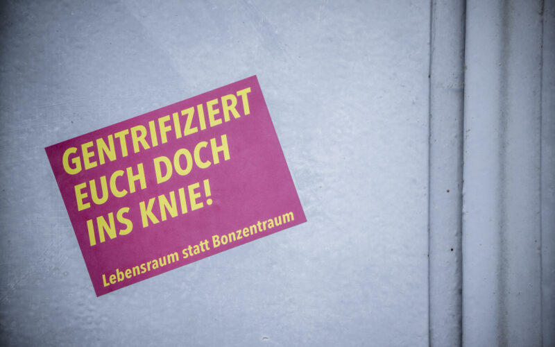 Aufkleber an der Bankstraße in Düsseldorf Golzheim
