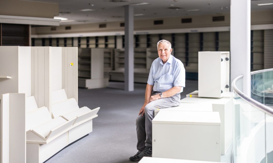 Walter Reimann im ehemaligen Stern-Verlag: Die Regale sind immer noch da, die Bücher schon lange nicht mehr. Foto: Marcel Kusch