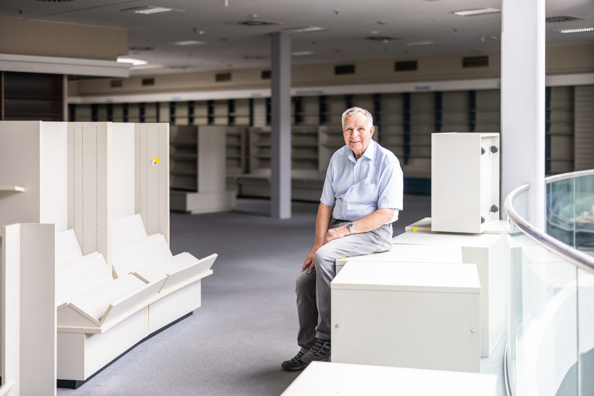 Walter Reimann im ehemaligen Stern-Verlag: Die Regale sind immer noch da, die Bücher schon lange nicht mehr. Foto: Marcel Kusch