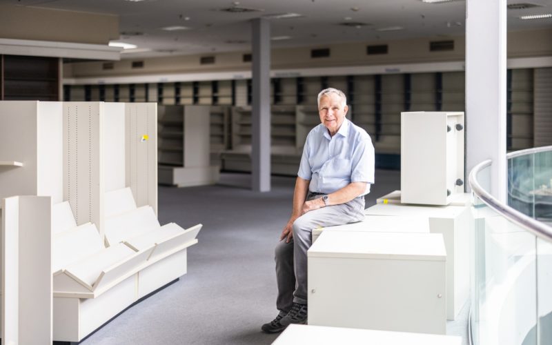 Walter Reimann im ehemaligen Stern-Verlag: Die Regale sind immer noch da, die Bücher schon lange nicht mehr. Foto: Marcel Kusch