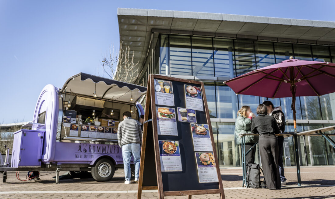 Foodtruck Kommzupotte auf dem Campus der Heinrich-Heine-Universität Düsseldorf