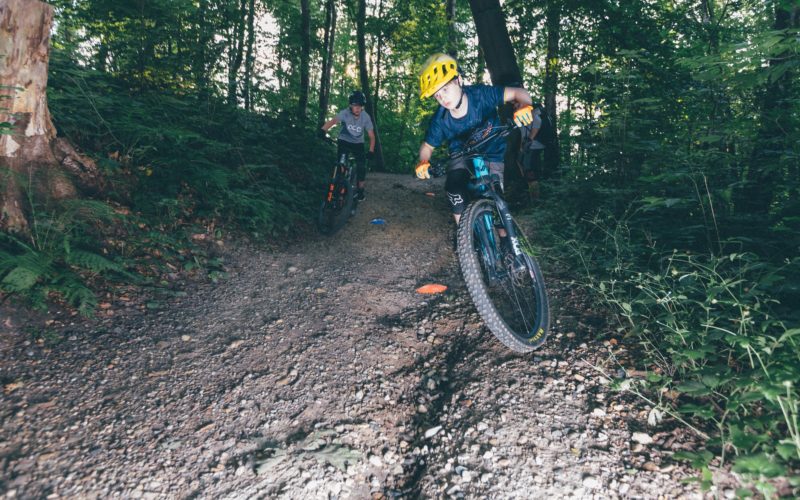 Vincent Vogt und Ben Bodenburg sind zwei der jungen Mountainbiker, die im Aaper Wald trainieren - auch naturverträgliches Fahren und Bremsen. Foto: Johannes Boventer