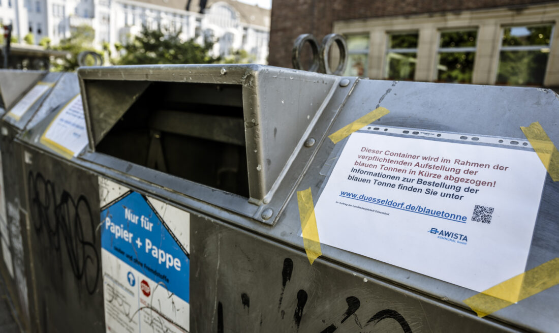 Altpapiercontainer am Barbarossaplatz in Düsseldorf Oberkassel