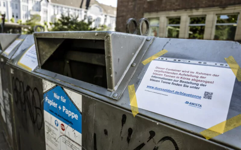 Altpapiercontainer am Barbarossaplatz in Düsseldorf Oberkassel