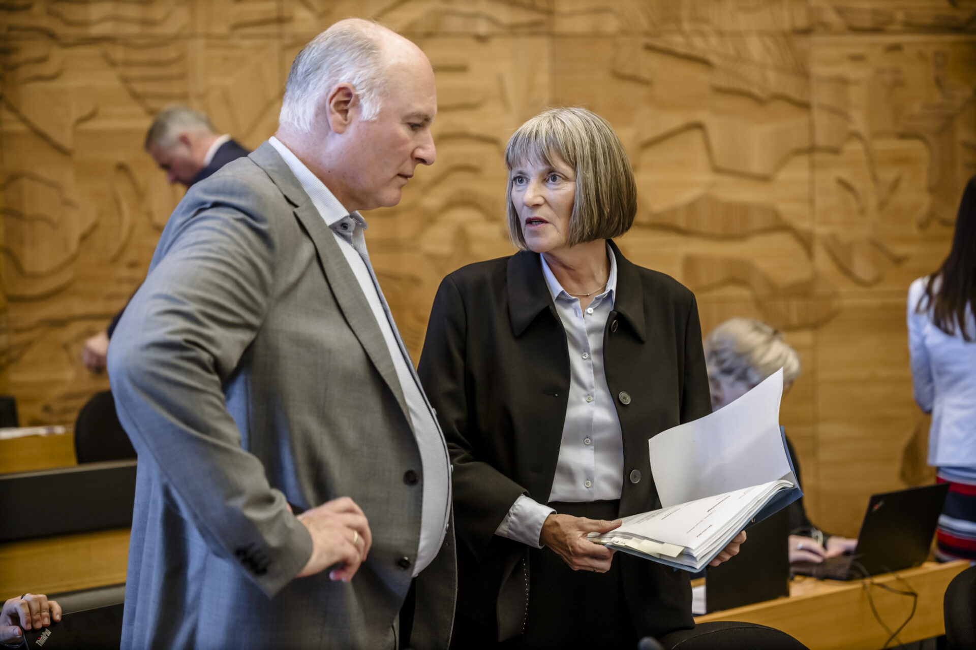 Düsseldorfs Kämmerin Dorothee Schneider mit Kämmerei-Leiter Christian van Beeck