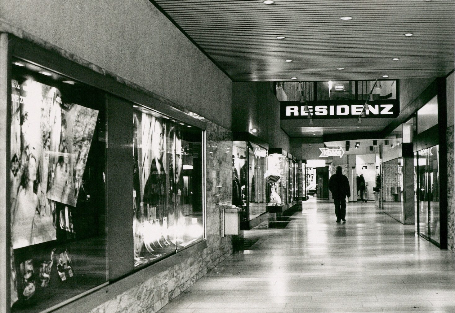 Damals: So sah der Gang zu den Sälen des Residenz-Kinos, kurz Resi, um 1990 aus. Foto: Stadtarchiv Düsseldorf