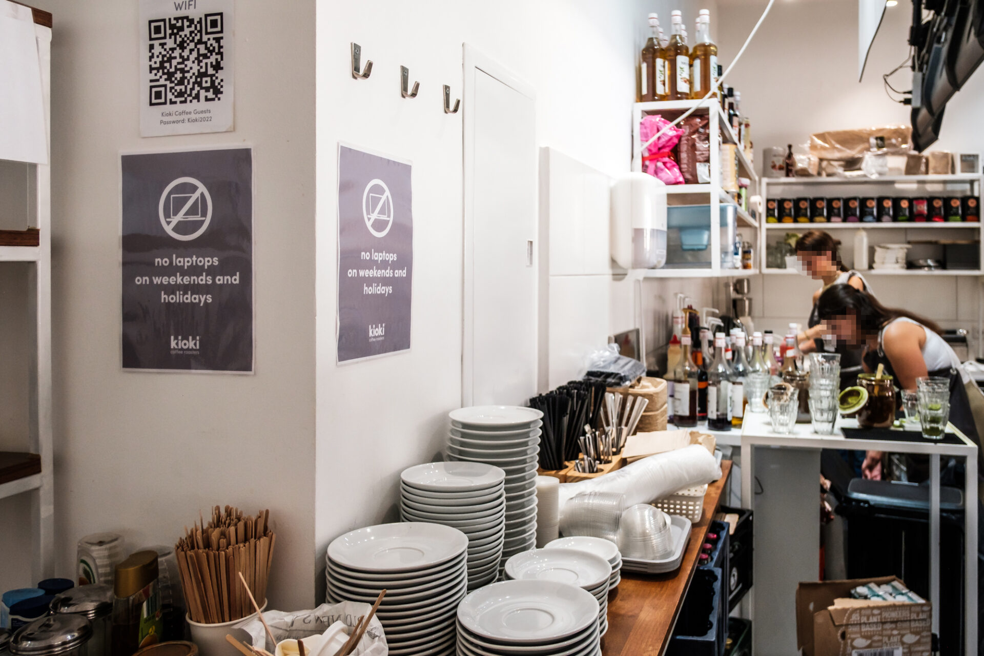 Kioki Coffee, No Laptops on Weekends and HolidaysFoto: Johannes Boventer