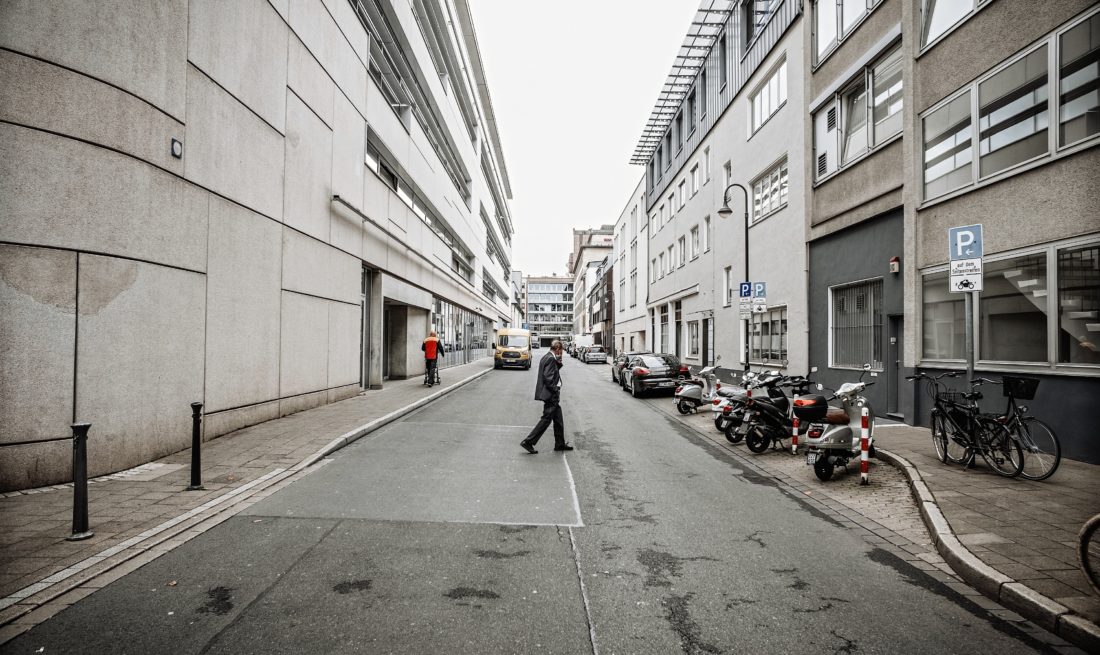 Keine Farbe, nirgends, pure Tristesse. Dabei ist die Kö keine 200 Meter entfernt. Die Huschbergerstraße in Blickrichtung Bahnstraße. Foto: Andreas Endermann