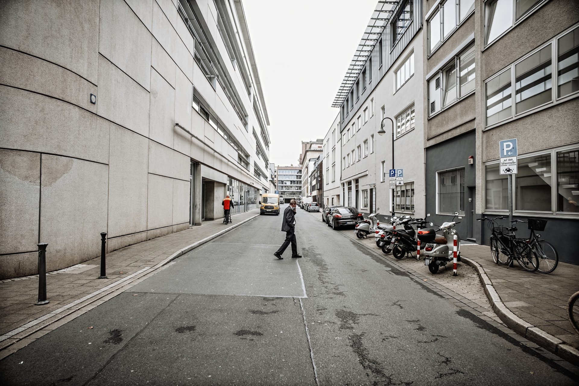 Keine Farbe, nirgends, pure Tristesse. Dabei ist die Kö keine 200 Meter entfernt. Die Huschbergerstraße in Blickrichtung Bahnstraße. Foto: Andreas Endermann