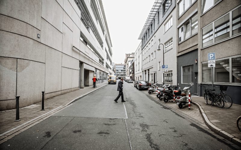 Keine Farbe, nirgends, pure Tristesse. Dabei ist die Kö keine 200 Meter entfernt. Die Huschbergerstraße in Blickrichtung Bahnstraße. Foto: Andreas Endermann