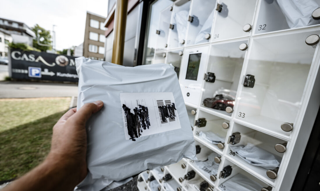 Mystery Box Automat, Vogelsanger Weg 24, großes Paket für 14,99€ mit Inhalt für 3,10€Foto: Andreas Endermann