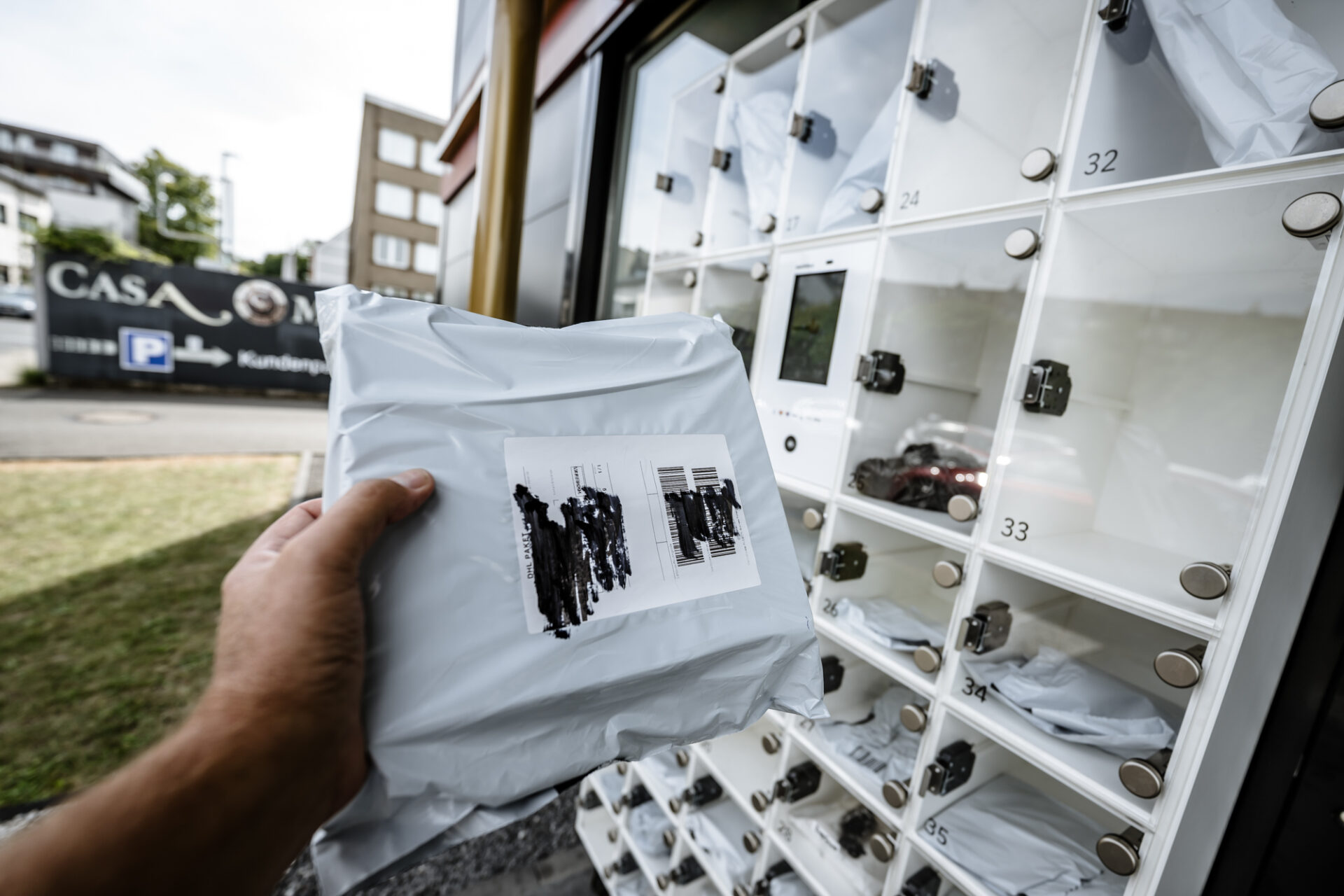 Mystery Box Automat, Vogelsanger Weg 24, großes Paket für 14,99€ mit Inhalt für 3,10€Foto: Andreas Endermann