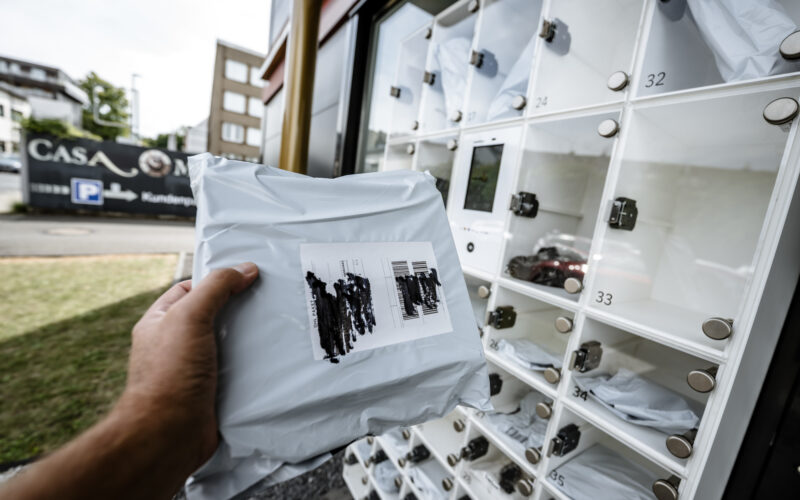 Mystery Box Automat, Vogelsanger Weg 24, großes Paket für 14,99€ mit Inhalt für 3,10€Foto: Andreas Endermann