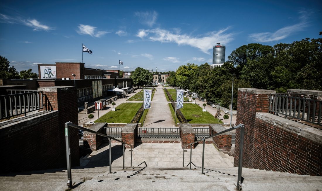 Im Ehrenhof könnte das Fotoinstitut in Düsseldorf stehen - in direkter Nachbarschaft zu NRW-Forum (links) und Kunstpalast (im Hintergrund). Foto: Andreas Endermann