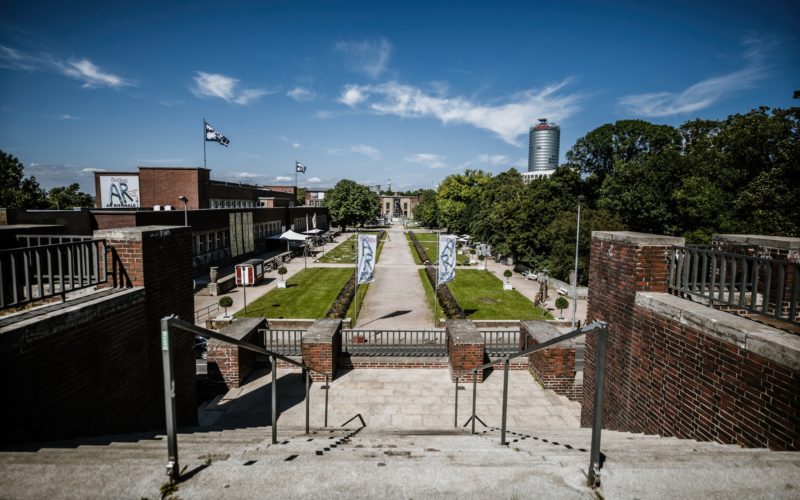 Im Ehrenhof könnte das Fotoinstitut in Düsseldorf stehen - in direkter Nachbarschaft zu NRW-Forum (links) und Kunstpalast (im Hintergrund). Foto: Andreas Endermann