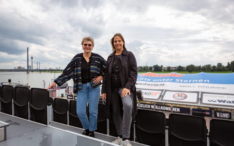 Seit 27 Jahren ist Rosemarie Schatter (links) für das Programm im Düsseldorfer Open-Air-Kino verantwortlich. Heute arbeitet sie mit Daniela Stork von der städtischen Veranstaltungstochter D.Live zusammen. Foto: Johannes Boventer