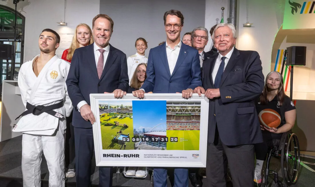 Gruppenbild mit Sportler*Innen – NRW Ministerpräsident Hendrik Wüst und die Spitzen der beteiligten Städte stellen dem D