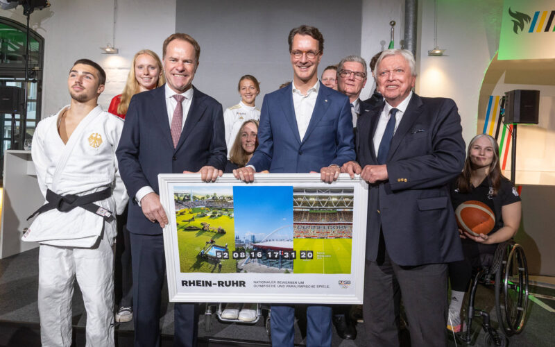 Gruppenbild mit Sportler*Innen – NRW Ministerpräsident Hendrik Wüst und die Spitzen der beteiligten Städte stellen dem D