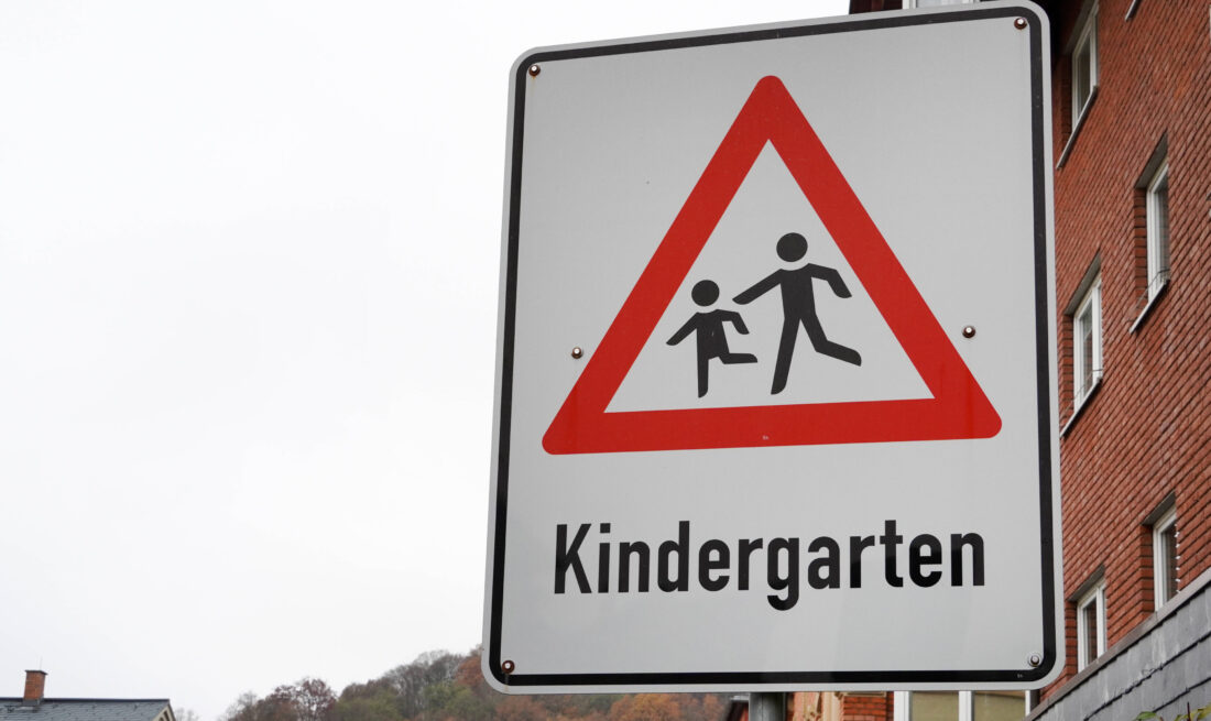 Vorsicht Kinder, Verkehrszeichen vor einem Kindergarten, Unfallgefahr, langsam fahren *** Caution Children, Traffic sign