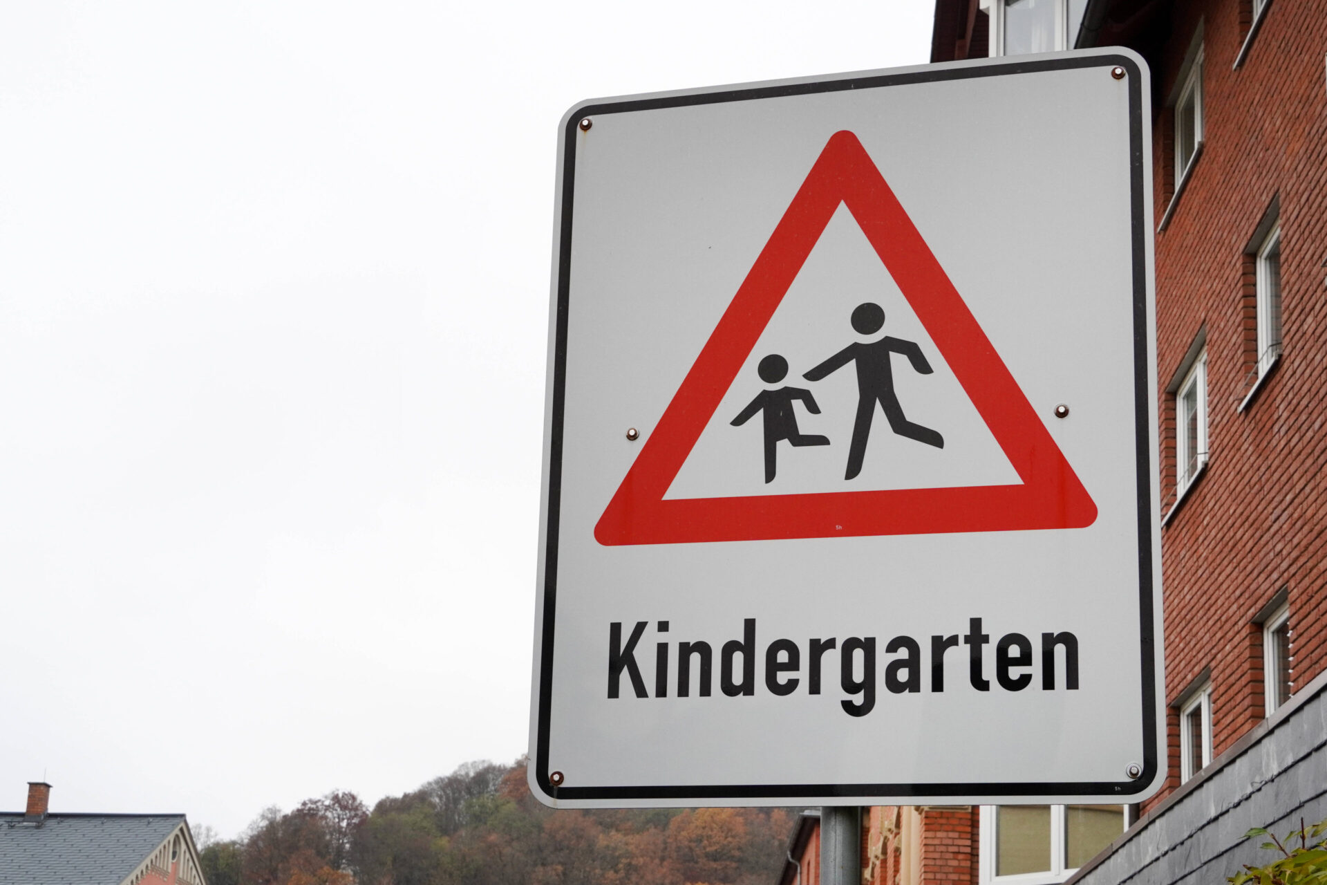 Vorsicht Kinder, Verkehrszeichen vor einem Kindergarten, Unfallgefahr, langsam fahren *** Caution Children, Traffic sign