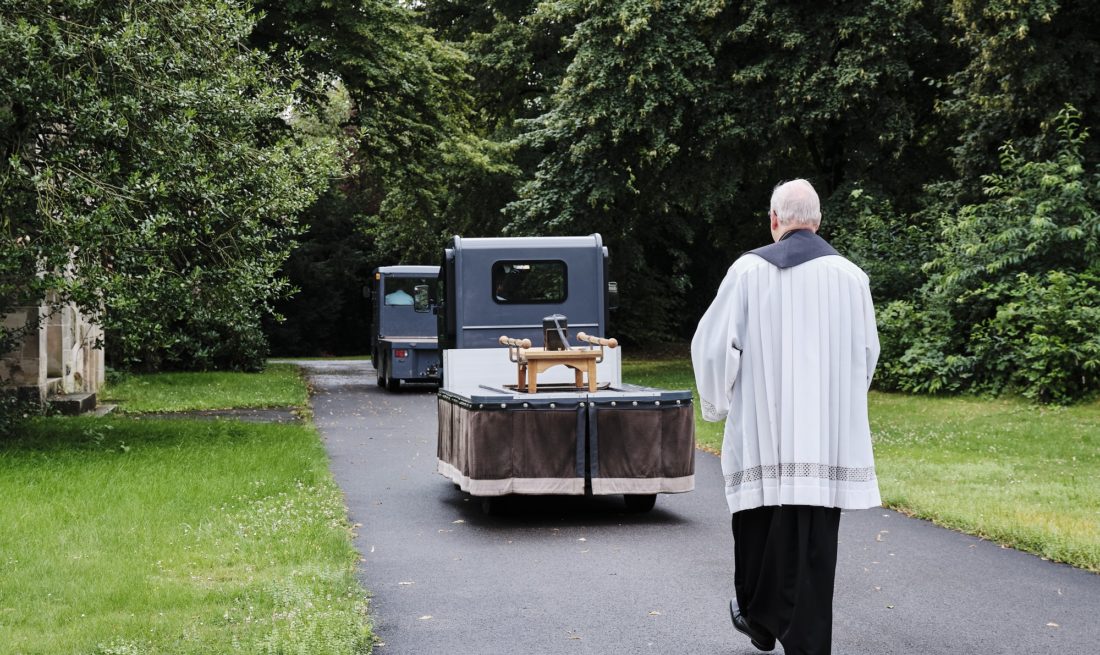 Pastor Stephan Pörtner begleitet eine Urne zum Grab. Die Stadt hat keine Angehörigen der Verstorbenen finden können, Stephan Pörtner ist allein auf der Beerdigung. Foto: Markus Luigs