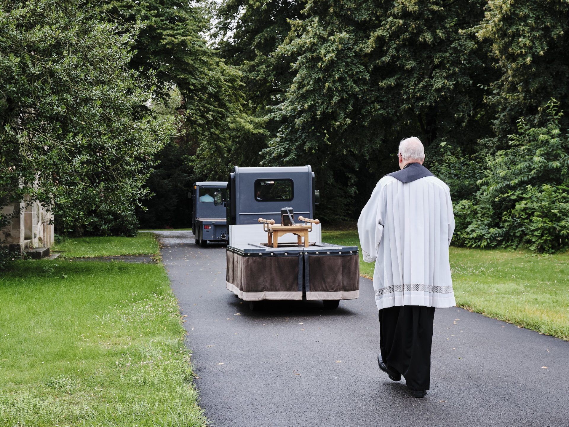 Pastor Stephan Pörtner begleitet eine Urne zum Grab. Die Stadt hat keine Angehörigen der Verstorbenen finden können, Stephan Pörtner ist allein auf der Beerdigung. Foto: Markus Luigs