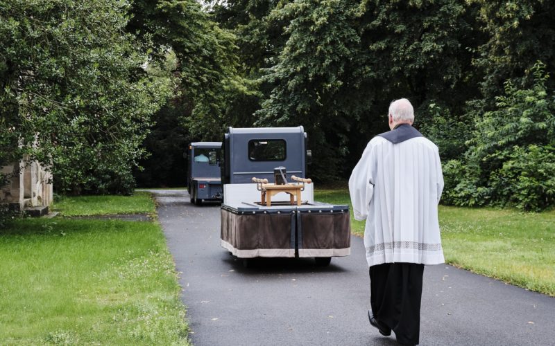 Pastor Stephan Pörtner begleitet eine Urne zum Grab. Die Stadt hat keine Angehörigen der Verstorbenen finden können, Stephan Pörtner ist allein auf der Beerdigung. Foto: Markus Luigs