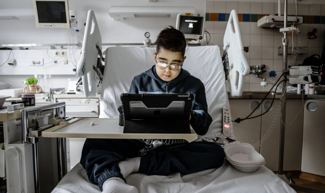 Schulunterricht mit Präsenzroboter, Schüler / Patient SharafFoto: Andreas Endermann