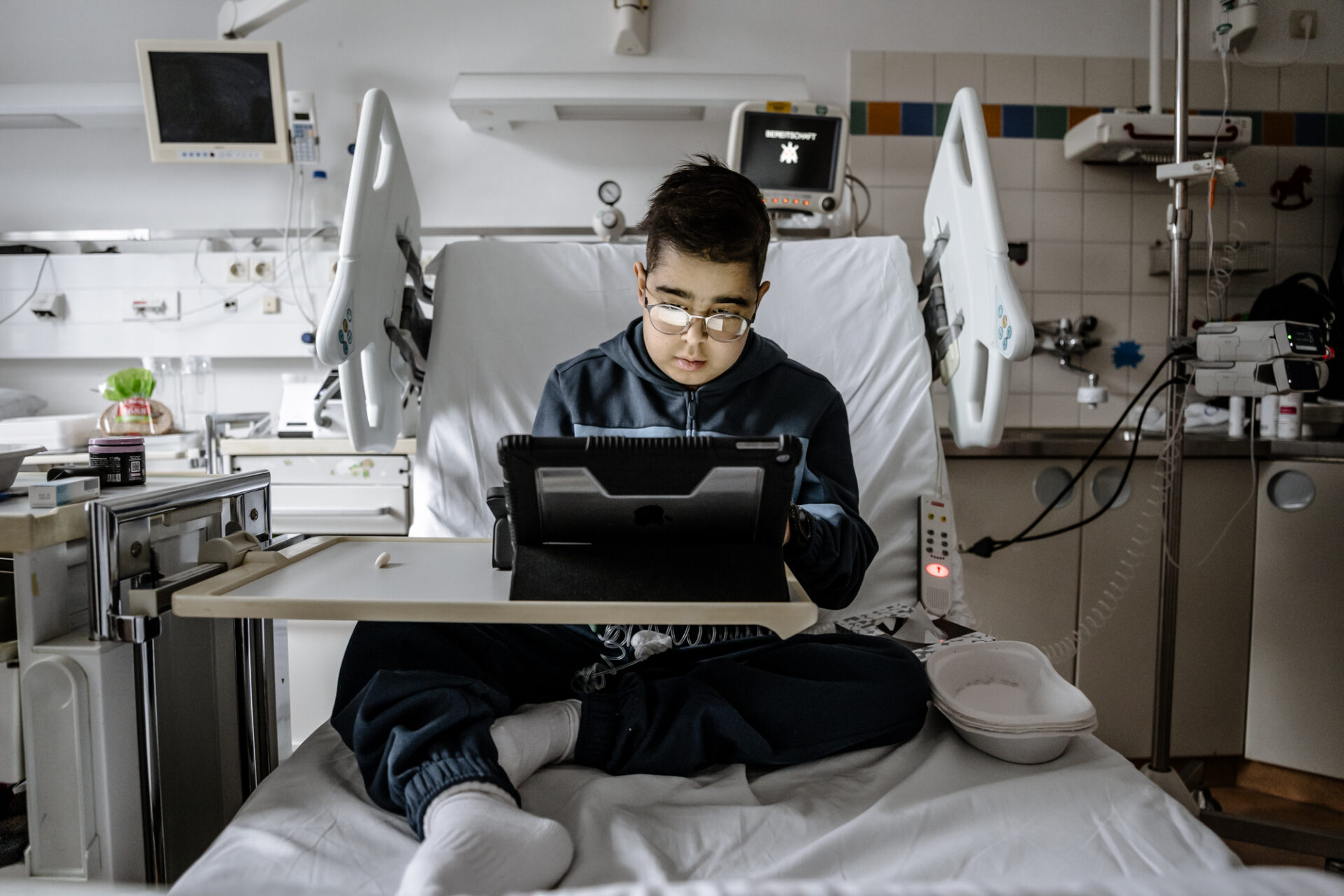 Schulunterricht mit Präsenzroboter, Schüler / Patient SharafFoto: Andreas Endermann
